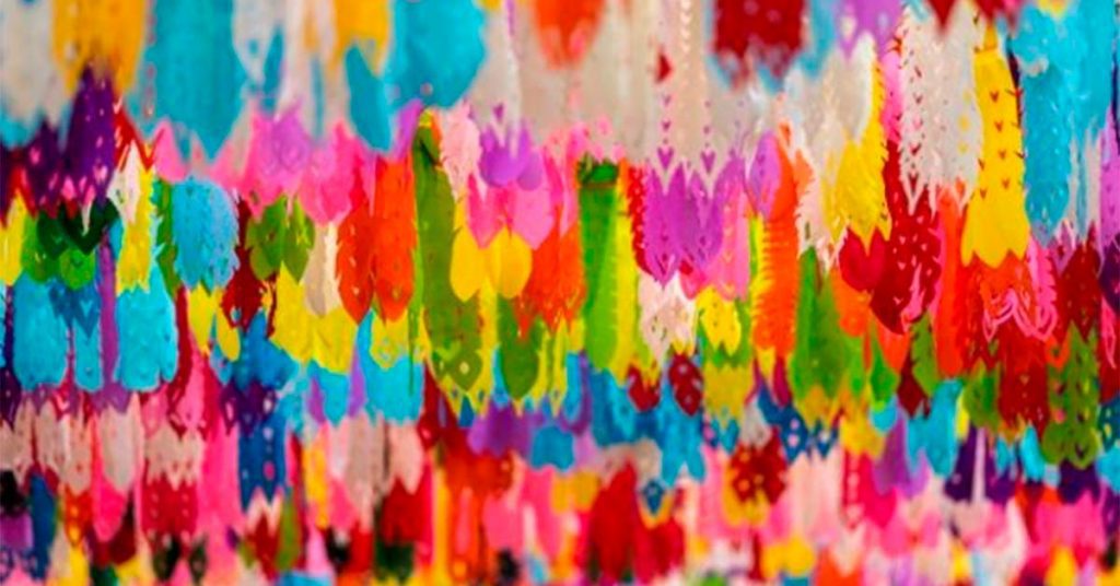 guirnaldas coloridas en el carnaval de santa cruz de tenerife