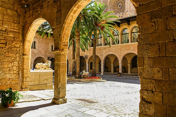 Patio de la Catedral de Palma de Mallorca en invierno