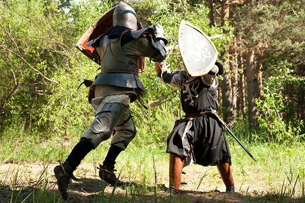 hombres con disfraces medievales en el festival popular de mallorca de capdepera