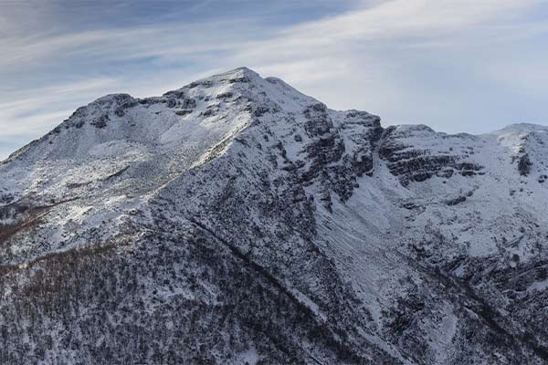 visión de los picos de la sierra de tramontana nevados