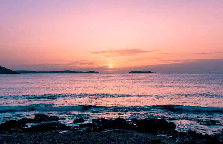 puesta de sol en  la playa