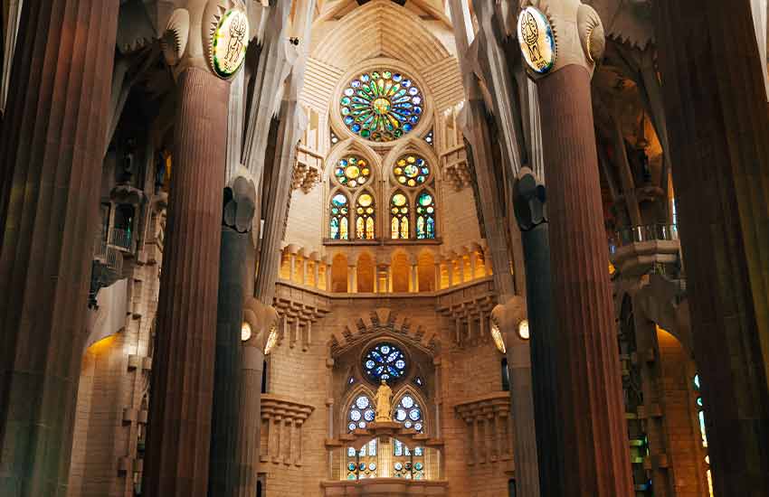 Vistas por dentro de la sagrada familia de barcelona