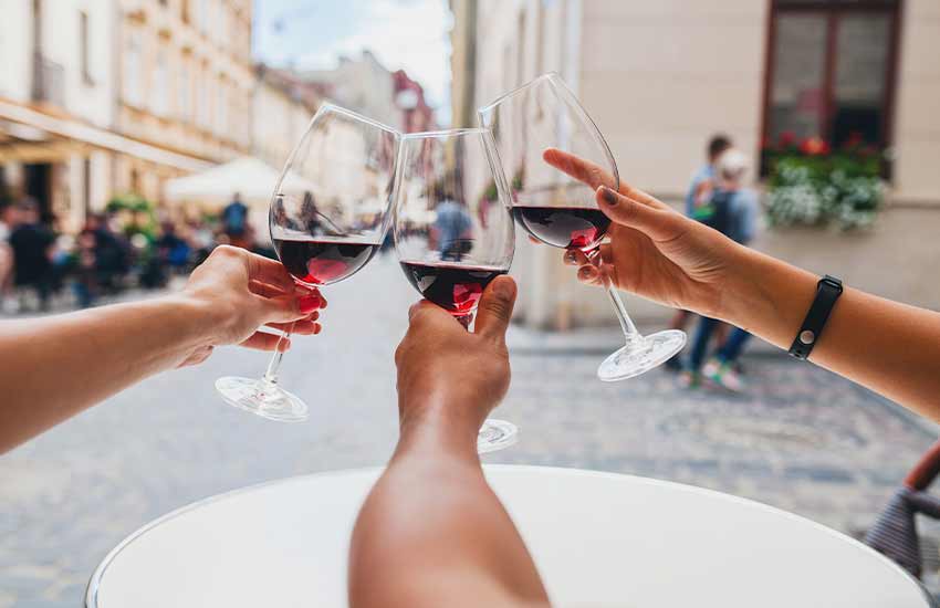 3 amigos brindando con vino por las fiestas de san isidro 2022