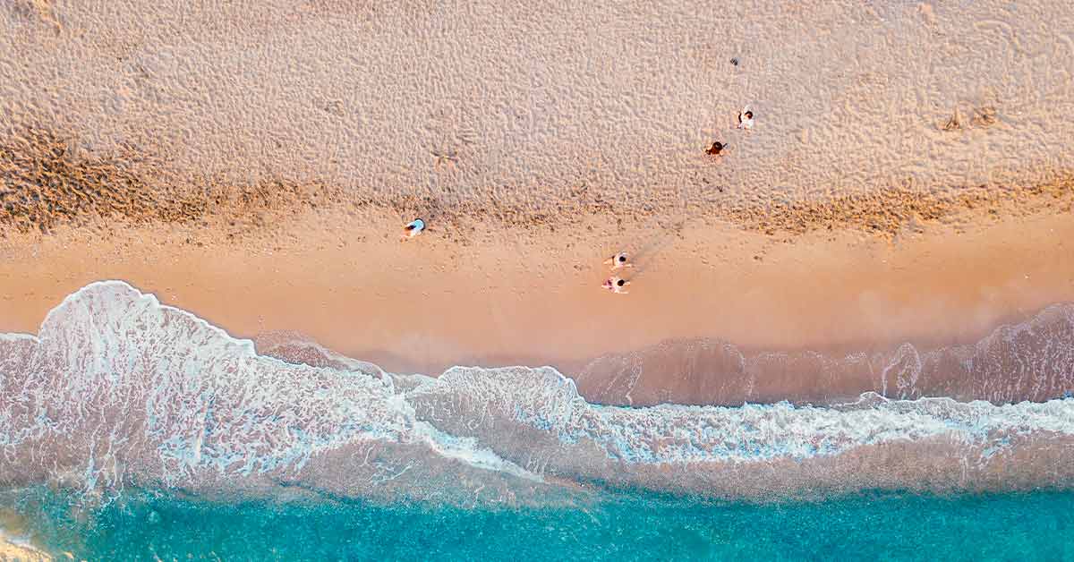 vista aerea de arena y mar de una playa cerca de nerja