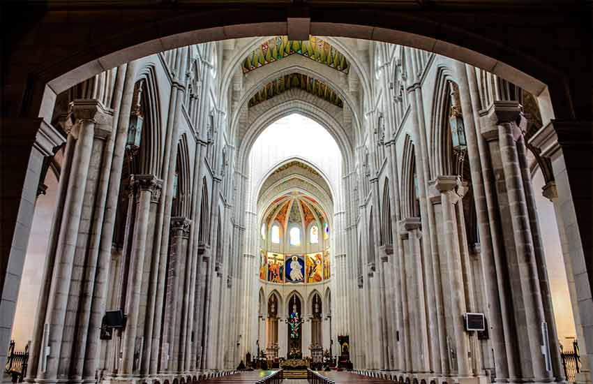 interior de la catedral de la almudena