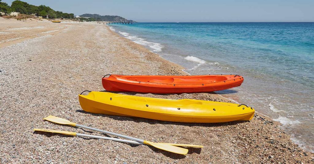 dos kayaks en la arena de la playa de Almería