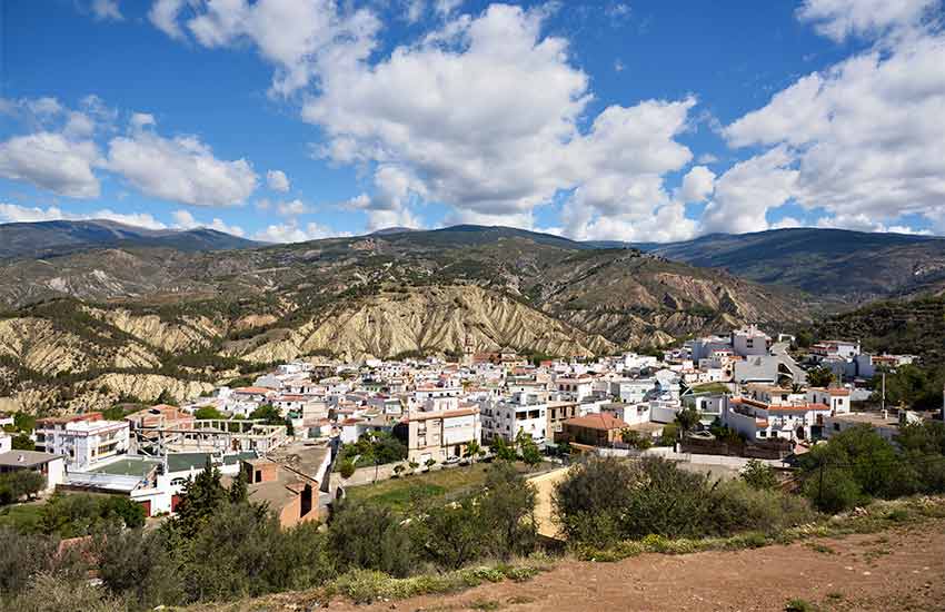 vista de uno de los pueblos más bonitos de la Alpujarra almeriense