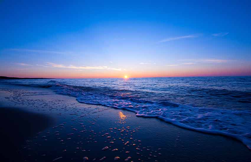 puesta de sol en una playa de Roquetas de Mar