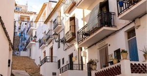 calles con edificios blancos en Altea, un pueblo de Alicante con encanto
