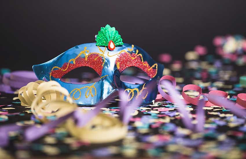 confeti en el carnaval de carmona, una de las fiestas populares de Sevilla