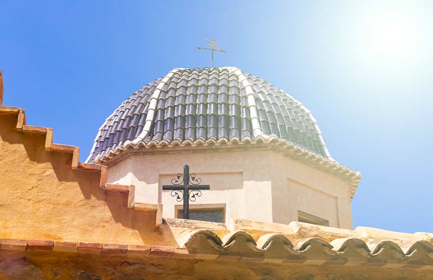 cúpula de la iglesia de Altea, un pueblo de Alicante con encanto