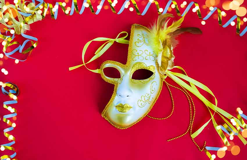 máscara que llevan los lugareños en el Carnaval de pego