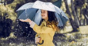 niña jugando con la lluvia en valencia